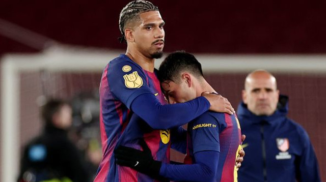 אראוחו מנחם את פדרי (צילום: GettyImages)