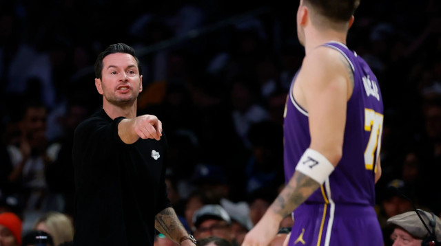 מאמן לוס אנג'לס לייקרס ג'יי ג'יי רדיק עם לוקה דונצ'יץ' (צילום: GettyImages, Harry How)