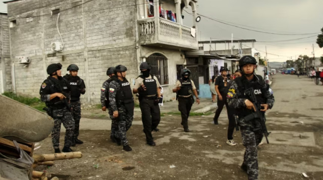 אנשי עילית של משטרת אקוודור בפשיטה, 23.1.26 (צילום: Gerardo Menoscal/AFP/Getty Images)