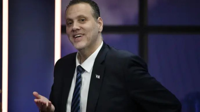 "רק הפסדנו". השר זוהר על מחאת החולצות של אוהדי הפועל תל אביב (צילום: ראובן קסטרו)