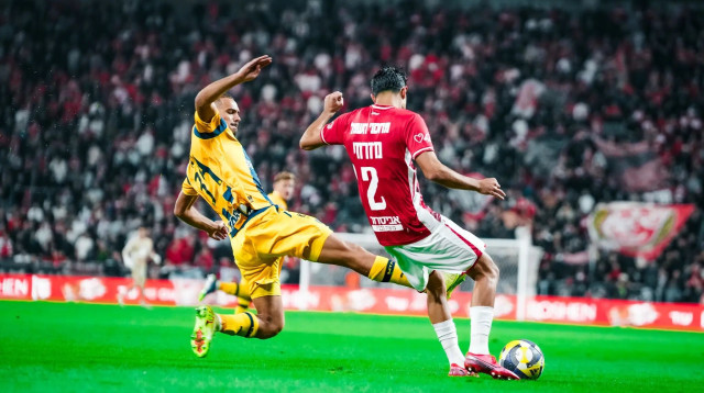 שחקן מכבי תל אביב, סייד אבו פרחי, מול שחקן הפועל באר שבע, גיא מזרחי (צילום: שירה קז)