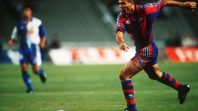 רונאלדו נזאריו במדי ברצלונה (צילום: GettyImages)