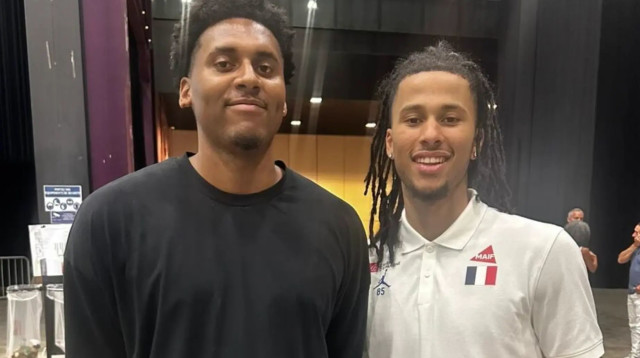 אלייז'ה הורד לצד מתיו שטרזל (צילום: אתר רשמי, לה פריזיאן)