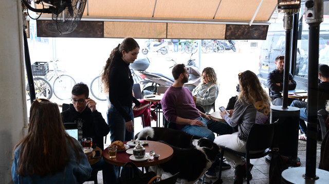 בית הקפה "התחתית" בתל אביב, ספג נזקים מהטיל האיראני (צילום: אבשלום ששוני)