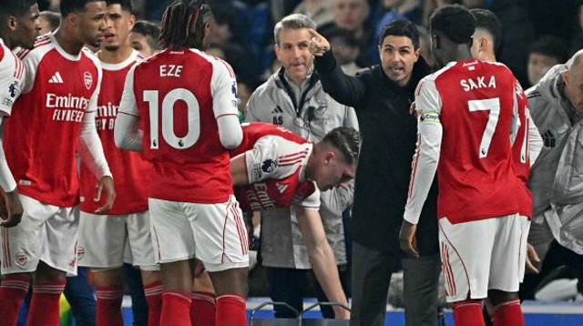 ארטטה ושחקני ארסנל (צילום: Gettyimages)