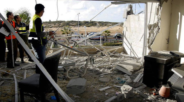 בית באשדוד שנפגע מטיל גראד ששוגר מרצועת עזה, 2009 (צילום: אדי ישראל, פלאש 90)