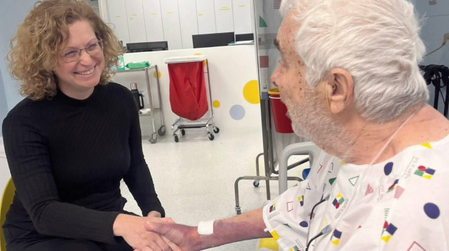 פרופ' ענת אנגל בביקור מטופל במרכז הרפואי וולפסון בעת מבצע "שאגת הארי" (צילום: דוברות המרכז הרפואי וולפסון)