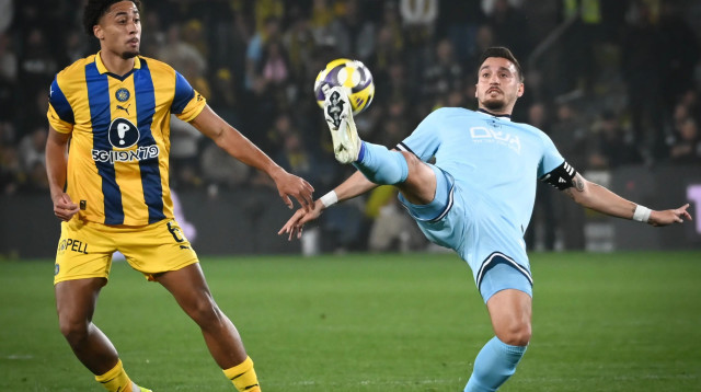 שחקן מכבי תל אביב טייריס אסנטה שומר על שחקן בית"ר ירושלים ירדן שועה (צילום: ברני ארדוב)