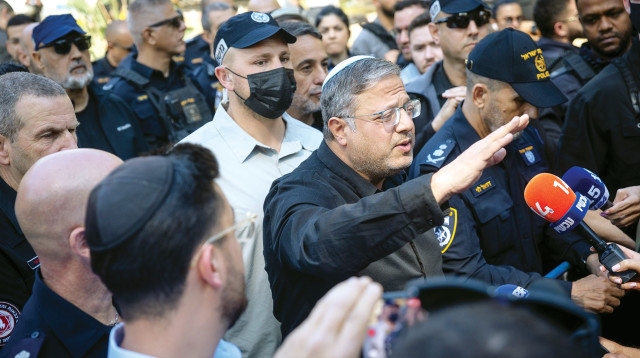 איתמר בן גביר בזירת הנפילה בתל אביב (צילום: חיים גולדברג פלאש 90)