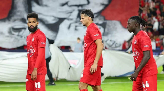 שחקני הפועל תל אביב, דניאל דאפה, צ'יקו, פלקאו (צילום: אודי ציטיאט)