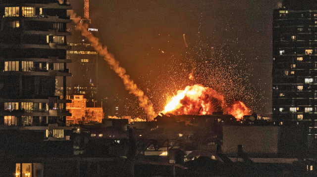 פגיעה ישירה בתל אביב (צילום: JOHN WESSELS.GettyImage)