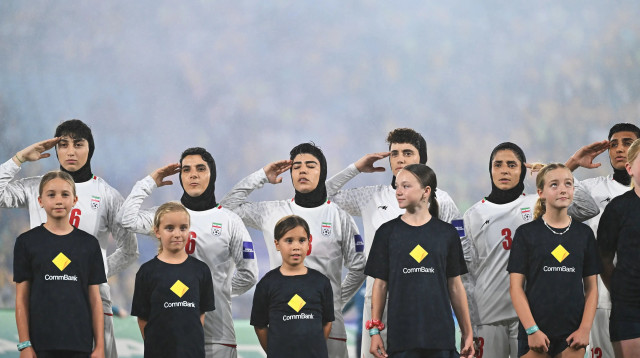 שחקניות איראן בשירת ההמנון מול אוסטרליה (צילום: GettyImages)