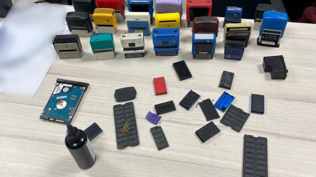 מעבדת זיופי אשרות כניסה לישראל בקלקיליה (צילום: דוברות המשטרה)