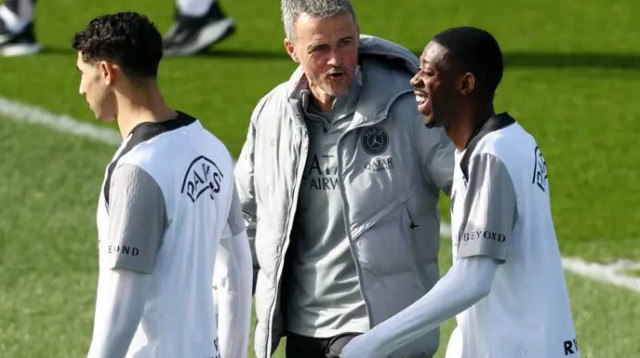 לואיס אנריקה עם עוסמאן דמבלה שחזר לאימונים (צילום: GettyImages, FRANCK FIFE/AFP)