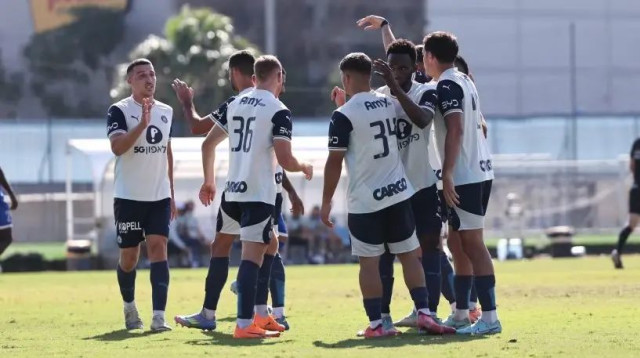 שחקני מכבי תל אביב במשחק אימון (צילום: אתר רשמי, מכבי תל אביב בכדורגל)