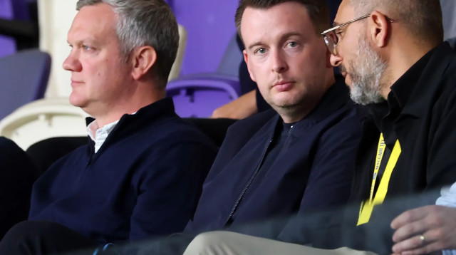 דומיניק פרייס עם בן מנספורד מנהל מקצועי מכבי תל אביב (צילום: אודי ציטיאט)