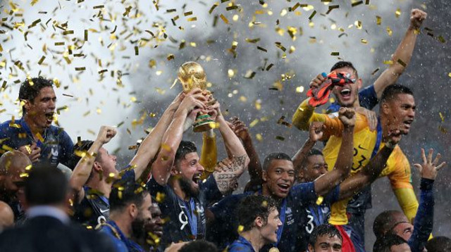 שחקני נבחרת צרפת חוגגים את הזכייה בגביע העולם 2018 (צילום: Clive Rose)