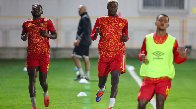 איברהים דיאקיטה, יוג'ין אנסה שחקני מ.ס. אשדוד בחימום (צילום: לירון מולדובן)