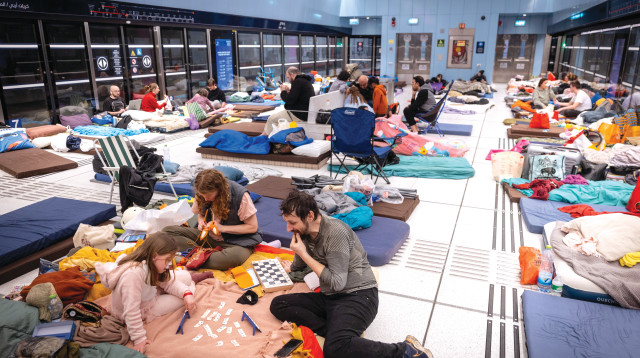 ישראלים תופסים מחסה ללילה בתחנת רכבת תחתית בתל אביב (צילום: חיים גולדברג פלאש 90)