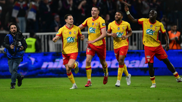 שחקני לאנס חוגגים עם פלוריאן תובאן, משמאל (צילום: GettyImages, OLIVIER CHASSIGNOLE/AFP)