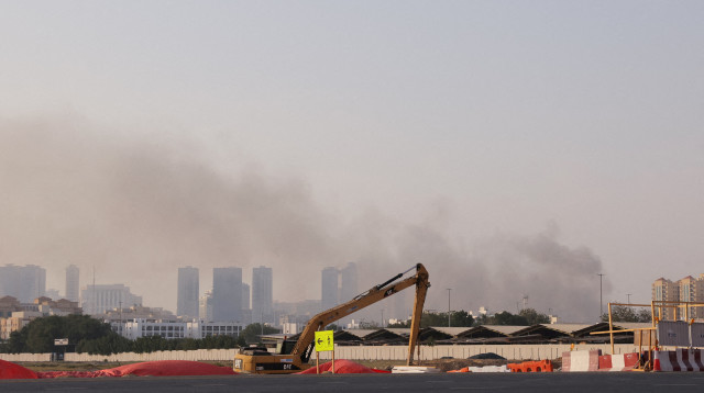 עשן בשמי דובאי בעקבות תקיפה איראנית (צילום: רויטרס)