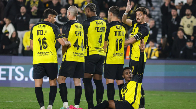 שחקני בית"ר ירושלים בחומה, ירדן שועה, טימו מוזי (צילום: קובי אליהו)