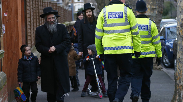 יהודים בלונדון הולכים לצד המשטרה המקומית (צילום: רויטרס)