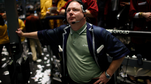 אדם מסתכל על מצב השוק בבורסה (צילום: רויטרס)