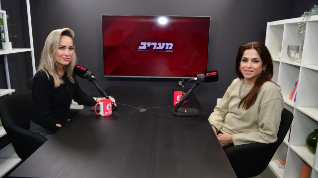 מירב בן ארי מתארחת בפודקאסט של מיקי לוין (צילום: אבשלום ששוני)
