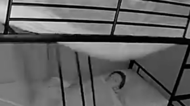 המיטה קורסת (צילום: צילום מסך)