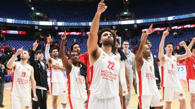 עוד הצגה מול איטודיס. הפועל ירושלים חוגגת (צילום: דני מרון)