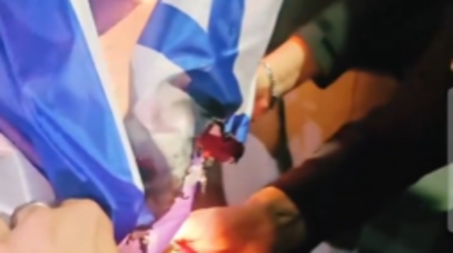 שריפת דגל ישראל בהפגנות בבריטניה, בעצרת לזכר חמינאי (צילום: צילום מסך רשת X)