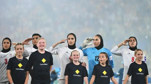 ניסו לתקן את המצב עם הצדעה במשחקן השני בגביע אסיה (צילום: GettyImages)