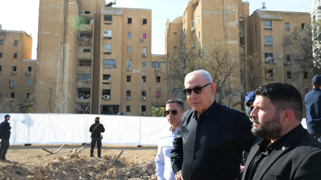 בנימין נתניהו בזירת נפילת הטיל האיראני בבאר שבע (צילום: אבי אוחיון, לע"מ)
