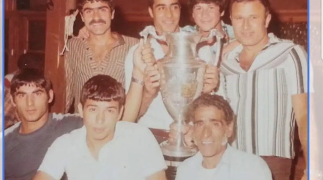 אידינגר (במרכז) עם הגביע (צילום: באדיבות המצולמים)