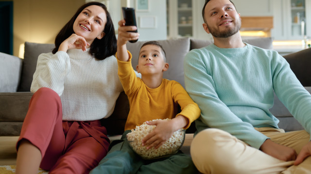 צפייה בטלוויזיה, אילוסטרציה (צילום: אינגאימג')