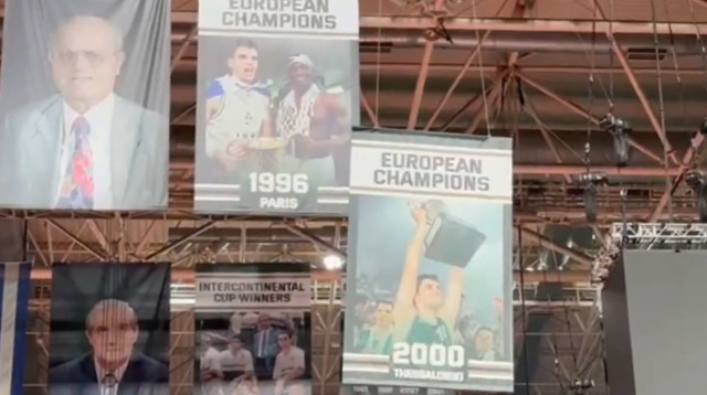 פנאתינייקוס מורידה את הבאנר של דיאן בודירוגה (צילום: צילום מסך, X (טוויטר))