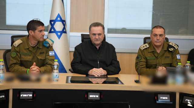 שר הביטחון ישראל כ"ץ והרמטכ"ל אייל זמיר (צילום: אלעד מלכה, משרד הביטחון)