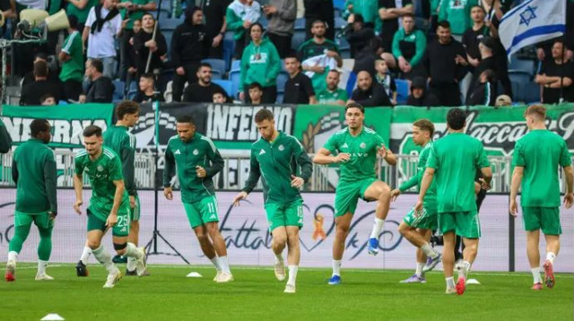 כבר היו בדרך לאימון. שחקני מכבי חיפה (צילום: קובי אליהו)