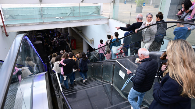 תושבים יורדים למרחב מוגן בקומות התחתונות של חניון הבימה (צילום: אבשלום ששוני)