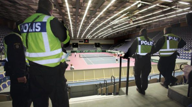 שוטרים במגרש טניס. אילוסטרציה (צילום: AFP)