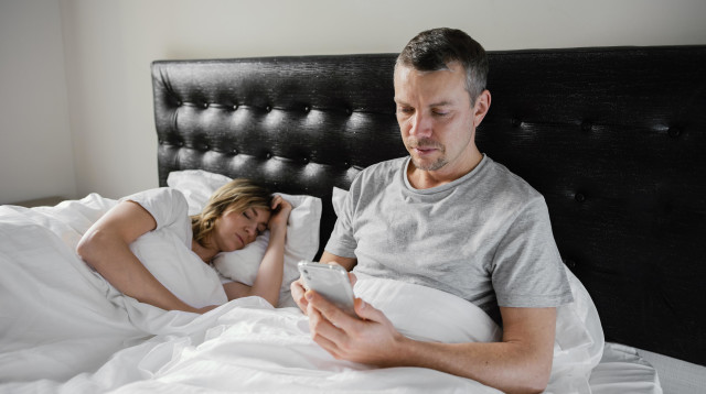 גלילה בטלפון, אילוסטרציה (צילום: אינגאימג')