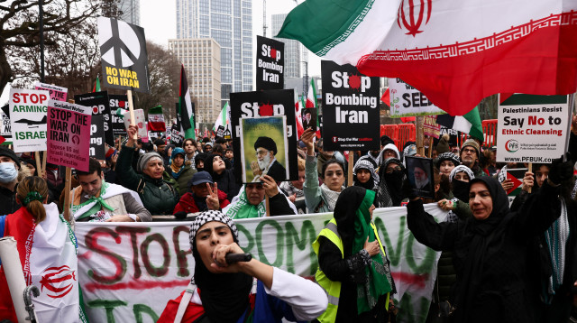 עצרת של תומכי המשטר האיראני בלונדון (צילום: רויטרס)