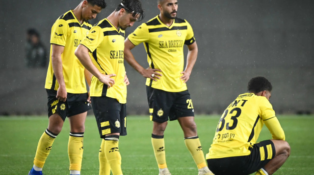 שחקני מכבי נתניה מאוכזבים, עוז בילו במרכז (צילום: ברני ארדוב)