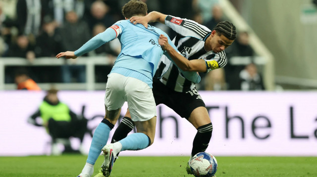 שחקן מנצ'סטר סיטי ג'ון סטונס מול שחקן ניוקאסל וויליאם אוסולה (צילום: רויטרס)