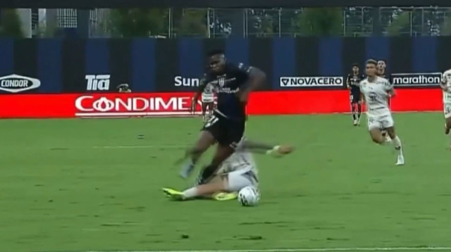 בריאן נגרו נכנס בעוצמה בג'אן פייר ארויו (צילום: צילום מסך, X (טוויטר))