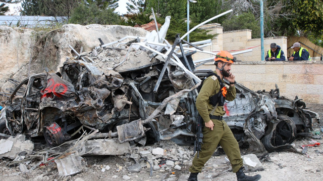 זירת נפילת הטיל בבית שמש (צילום: דור פזואלו, פלאש 90)