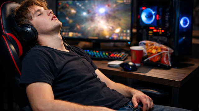 בגיל 20 מת ממשחק במחשב (צילום: AI)