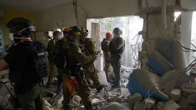 כוחות פיקוד העורף בזירת נפילה במרכז הארץ (צילום: דובר צה"ל)