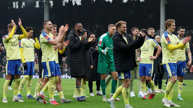 שוער סאות'המפטון דניאל פרץ חוגג עם חבריו (צילום: רויטרס)